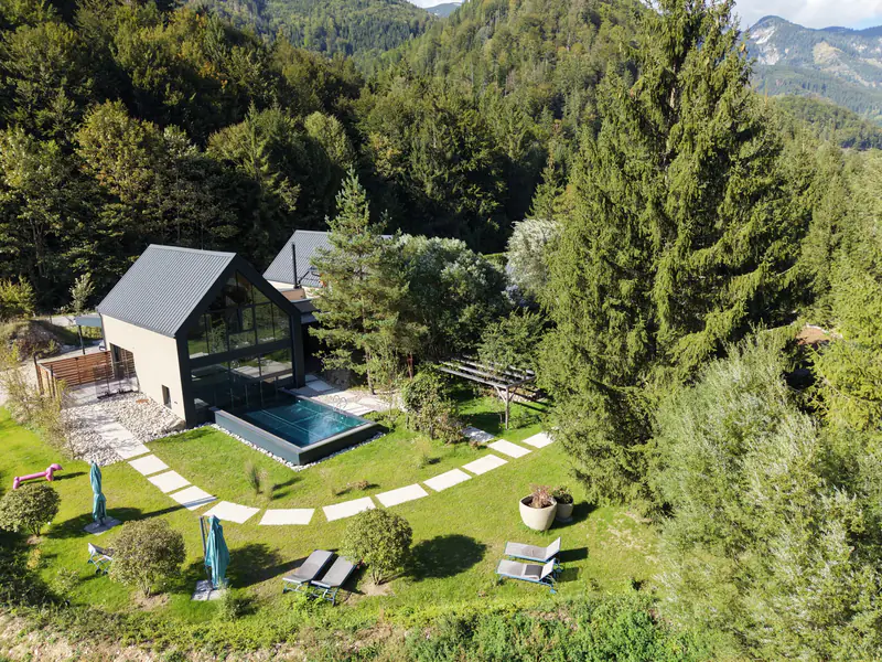 Liegeplätze und Garten vor dem Haupthaus