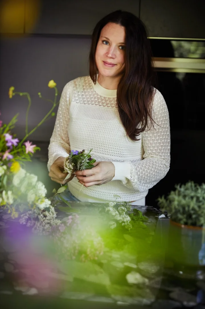 Carmen bei der Gestaltung eines Blumenstraußes